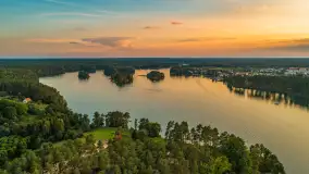 Jezioro Nidzkie i przystań OW Wodnik na fotkach  z drona, sierpień 2025 r. - zdjęcie 2