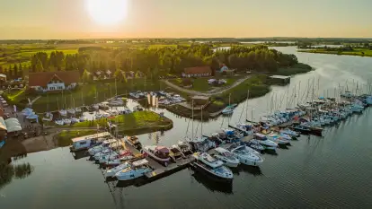 Wieczór w Marinie Górkło z drona, koniec lipca 2025 r.