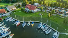 Wieczór w Marinie Górkło z drona, koniec lipca 2025 r. - zdjęcie 11