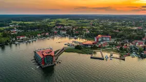 Mikołajki po zachodzie słońca z drona, sierpień 2025 r. - zdjęcie 2