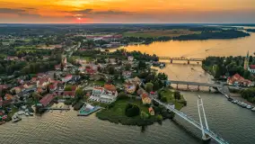 Mikołajki po zachodzie słońca z drona, sierpień 2025 r. - zdjęcie 9