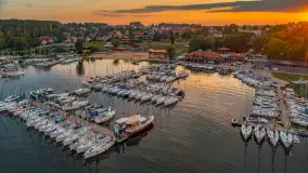 Port PTTK o zachodzie słońca z drona, sierpień 2025 r. - zdjęcie 14