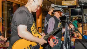 Jack Sparrow Band w tawernie Rozbitek, sierpień 2025 r. - zdjęcie 20