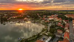 Ryn z lotu ptaka o zachodzie słońca, sierpień 2025 r. - zdjęcie 40