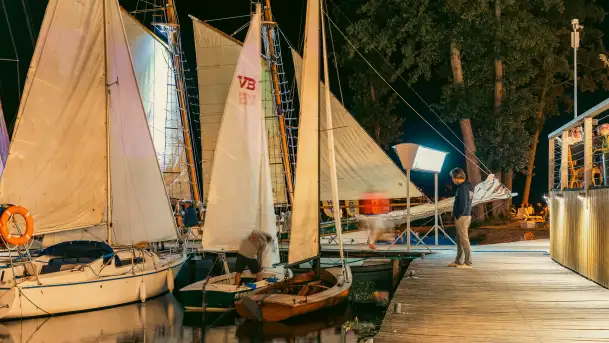 XXVI Zlot Klubu Jacht Oldtimer - nocne podniesienie żagli 2025 - zdjęcie 11