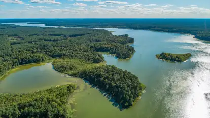 Jezioro Nidzkie przy porcie Pod Dębem, Ruciane-Nida, sierpień 2025 r.