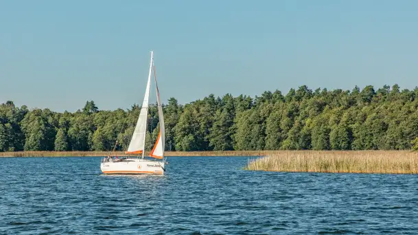 Żagle i ruch na jeziorze Kisajno, ostatnie dni lata, wrzesień 2025 r. - zdjęcie 3