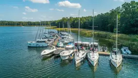 Jezioro Kisajno i port Łabędzi Ostrów na początku września 2025 r. z drona - zdjęcie 2