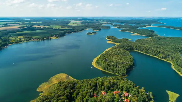 Jezioro Kisajno i port Łabędzi Ostrów na początku września 2025 r. z drona