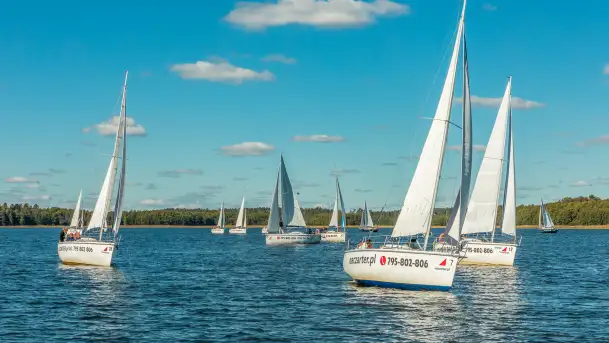 Jezioro Kisajno pełne jachtów, trwa żeglarski wrzesień 2025 - zdjęcie 3
