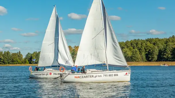 Jezioro Kisajno pełne jachtów, trwa żeglarski wrzesień 2025 - zdjęcie 5