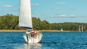 Jezioro Kisajno pełne jachtów, trwa żeglarski wrzesień 2025 - zdjęcie 54