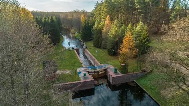 Jesienna śluza Przerwanki, jezioro Gołdopiwo i rzeka Sapina