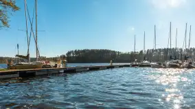 Jesienne kadry w porcie Pod Dębem, nad jeziorem Nidzkim, październik 2025 r. - zdjęcie 42