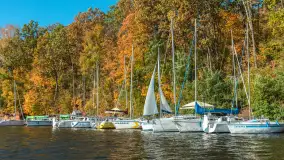 Jesienne kadry w porcie Pod Dębem, nad jeziorem Nidzkim, październik 2025 r. - zdjęcie 2