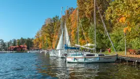 Jesienne kadry w porcie Pod Dębem, nad jeziorem Nidzkim, październik 2025 r. - zdjęcie 10