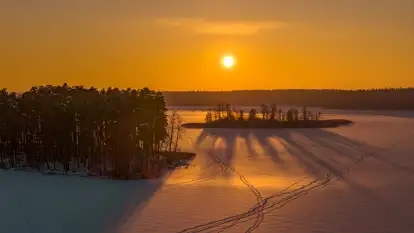 Zachód słońca nad jeziorem Nidzkim, Ruciane Nida z drona, styczeń 2026 r. 