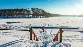 Wodnik nad jeziorem Nidzkim w zimowej scenerii, styczeń 2026 r. - zdjęcie 46