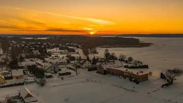 Zachód słońca nad jeziorem Kisajno z drona, Pierkunowo, luty 2026 r.