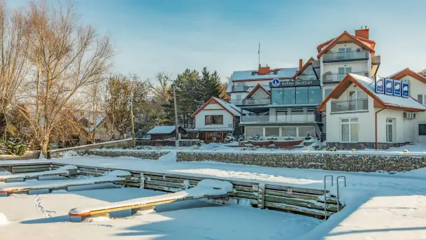 Marina Śniardwy i największe polskie jezioro w zimowej scenerii, styczeń 2026 r. - zdjęcie 1