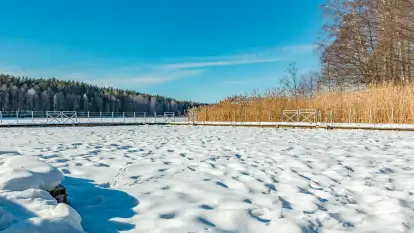 Zimowa wersja plaży w Starych Juchach, jezioro Jędzelewo
