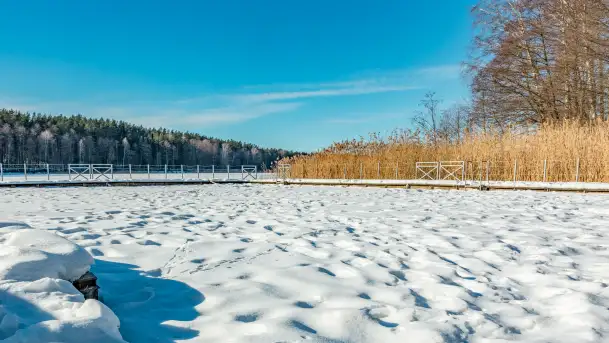 Zimowa wersja plaży w Starych Juchach, jezioro Jędzelewo