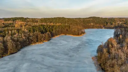 Przedwiośnie z drona nad jeziorem Ublik Mały, marzec 2026 r.