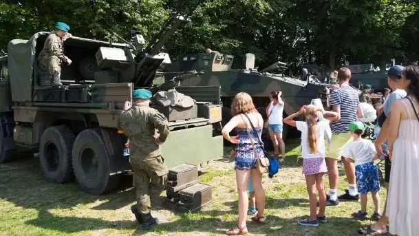 Zdjęcia: Rodzinna zabawa na plaży miejskiej nad Niegocinem  - zdjęcie 3