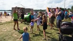 Zdjęcia: Rodzinna zabawa na plaży miejskiej nad Niegocinem  - zdjęcie 11