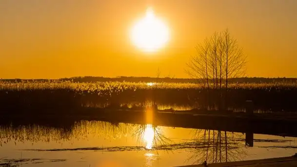 Kal i jezioro Mamry w marcowym słońcu