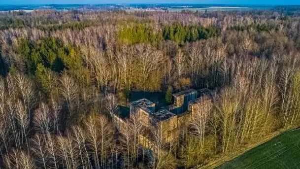 Śluza w Leśniewie w kolorach zachodzącego słońca