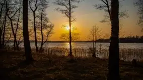 Złote jezioro Dejguny w kwietniowym słońcu - zdjęcie 13