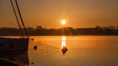 Wschód słońca nad jeziorem Ryńskim, Bocianie Gniazdo