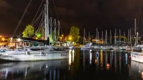 Port AZS Wilkasy skąpany w ciemnościach nocy - zdjęcie 7