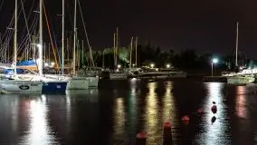 Port AZS Wilkasy skąpany w ciemnościach nocy - zdjęcie 2