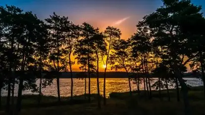 Październikowy wschód słońca nad jeziorem Kruklin