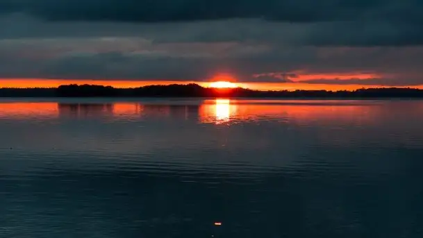Ponury wieczór, z przesmykiem zachodu słońca