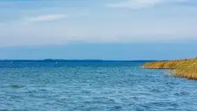 Późno jesienne klimaty gdy wieje i chłód doskwiera przy jeziorze Dargin - zdjęcie 18