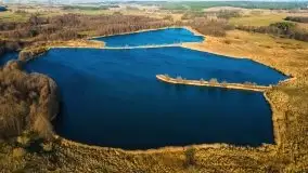 Jesienne jezioro Tuchlin z lotu mewy - zdjęcie 1