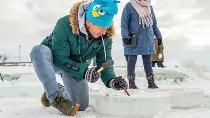 Fotorelacja z rzeźbienia w lodzie w Giżycku