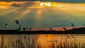 Kwietniowy deszczowy zachód słońca nad jeziorem Kruklin - zdjęcie 12