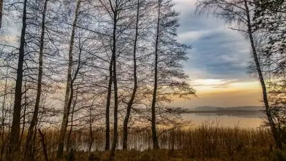 Kwietniowy wschód słońca nad jeziorem Kruklin
