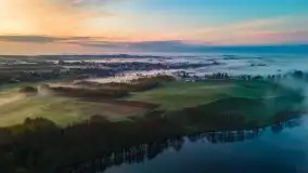 Wschód słońca z drona nad jeziorem Wojnowo - zdjęcie 2