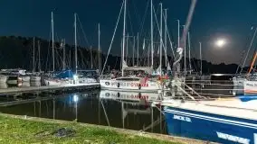 Kolory i klimat nocnego portu w Sztynorcie - zdjęcie 1