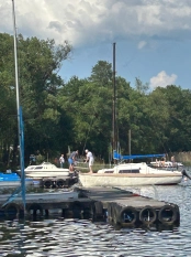 Sprzedam jacht żaglowy KOMPROMIS 720 z przyczepą – Gotowy do żeglugi! - zdjęcie 1