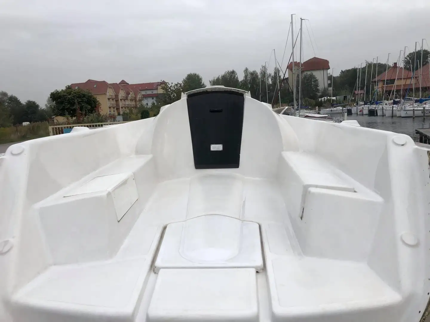 Sprzedam sklejoną skorupę Twister 26