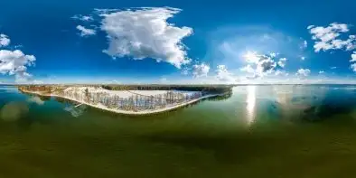 Zimowe jezioro Dargin i port Nowy Harsz