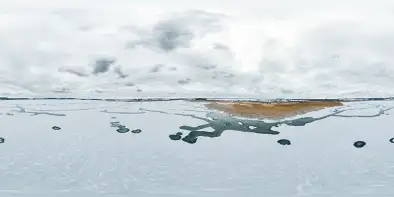 Jezioro Szymon i kanał Szymoński w zimowej scenerii