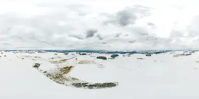 Kolonia Kleszczewo i jezioro Niegocin na zimowej panoramie