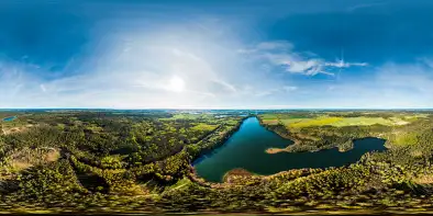 Jezioro Ublik Mały na początku maja 2022